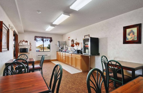 Wa Keeney Hotel | Comfortable Stay at Super 8 by Wyndham Wakeeney