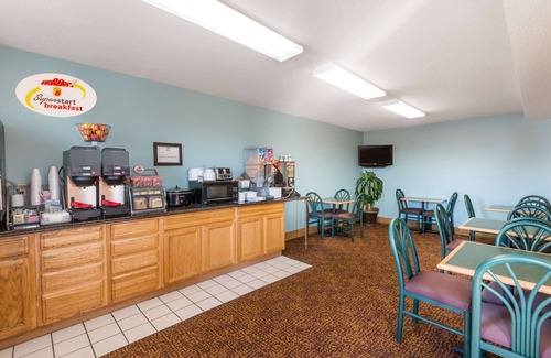 Wa Keeney Hotel | Comfortable Stay at Super 8 by Wyndham Wakeeney