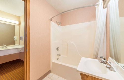 Wa Keeney Hotel | Comfortable Stay at Super 8 by Wyndham Wakeeney