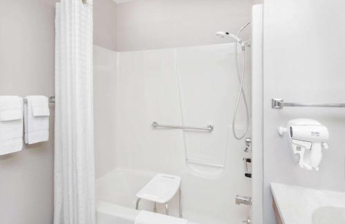 Watseka Hotel | Comfortable Stay at Super 8 by Wyndham Watseka Hotel