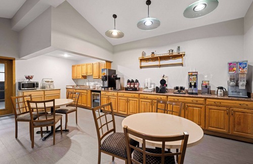 Waverly Hotel | Convenient Super 8 by Wyndham Waverly with Breakfast & More
