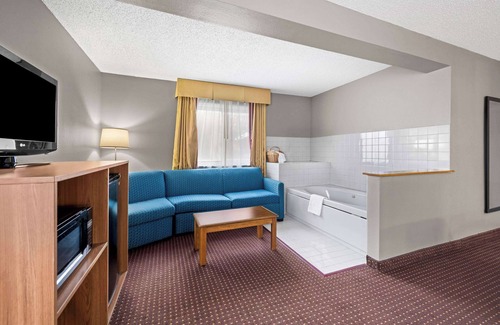 Waverly Hotel | Convenient Super 8 by Wyndham Waverly with Breakfast & More