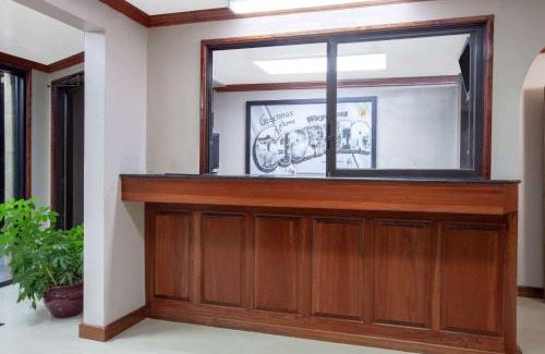 Waycross Hotel | Comfortable Stay at Super 8 by Wyndham Waycross, GA