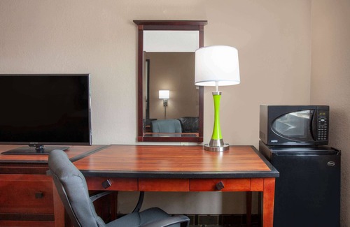 Waycross Hotel | Comfortable Stay at Super 8 by Wyndham Waycross, GA
