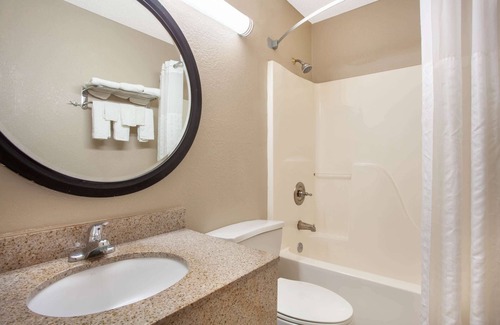 Waycross Hotel | Comfortable Stay at Super 8 by Wyndham Waycross, GA