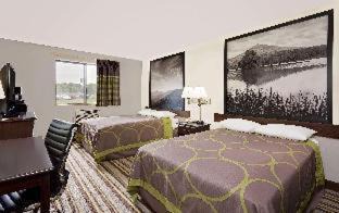Waynesboro Hotel | Comfortable Super 8 by Wyndham Waynesboro with Hot Tub