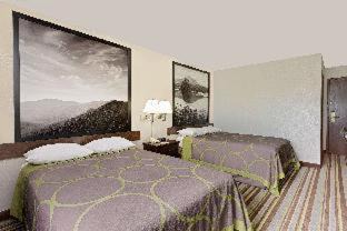 Waynesboro Hotel | Comfortable Super 8 by Wyndham Waynesboro with Hot Tub
