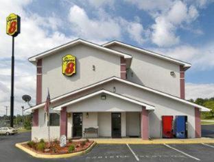 Waynesboro Hotel | Comfortable Super 8 by Wyndham Waynesboro with Hot Tub