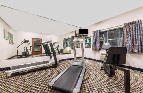 Weatherford Hotel | Pet-Friendly Getaway at Super 8 by Wyndham Weatherford