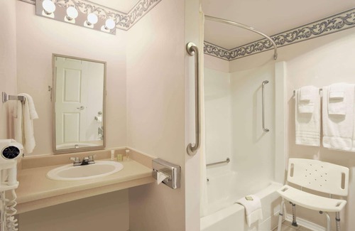 Central Okanagan Hotel | Comfortable Stays at Super 8 by Wyndham West Kelowna