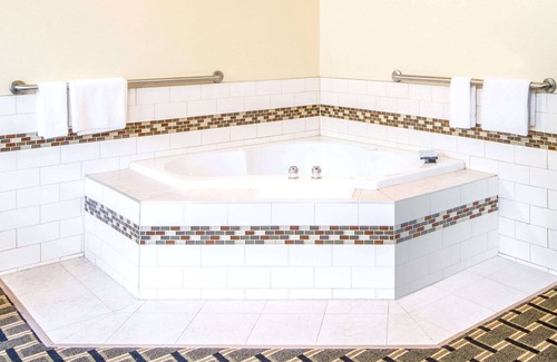 Wheeling Hotel | Comfortable Stay at Super 8 by Wyndham in Wheeling Area
