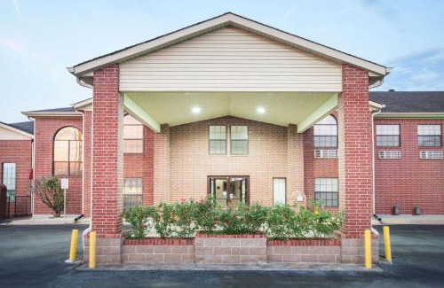 White Hall Hotel | Accessible Family Stay at Super 8 by Wyndham White Hall