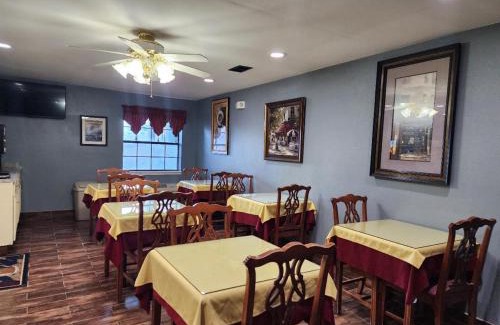 White Hall Hotel | Accessible Family Stay at Super 8 by Wyndham White Hall
