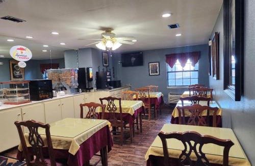 White Hall Hotel | Accessible Family Stay at Super 8 by Wyndham White Hall