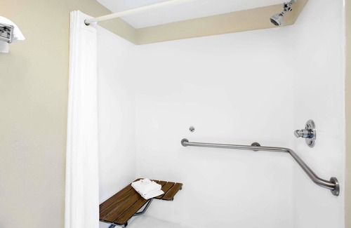 Whiteville Hotel | Cozy Stay at Super 8 by Wyndham Whiteville with Free Breakfast