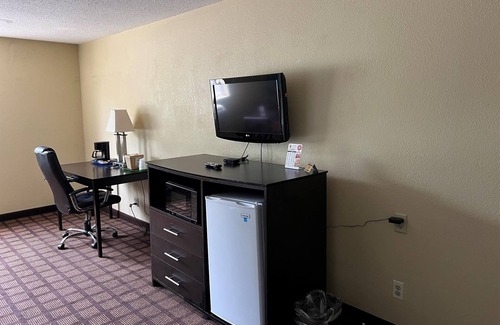 Whitewater Hotel | Budget-Friendly Stay at Super 8 by Wyndham Whitewater WI