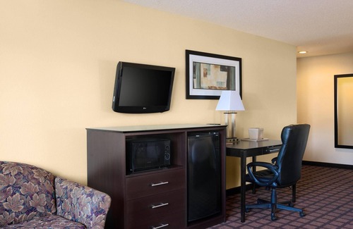 Whitewater Hotel | Budget-Friendly Stay at Super 8 by Wyndham Whitewater WI