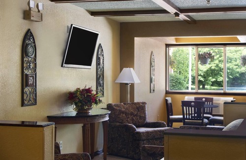 Whitewater Hotel | Budget-Friendly Stay at Super 8 by Wyndham Whitewater WI