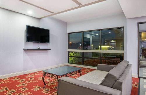 Wichita Hotel | Convenient Stay at Super 8 by Wyndham Wichita South