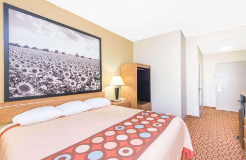 Wichita Hotel | Discover Super 8 by Wyndham Wichita South for Family Fun