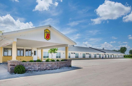 Williams Hotel | Budget-Friendly Stay at Super 8 by Wyndham Williams