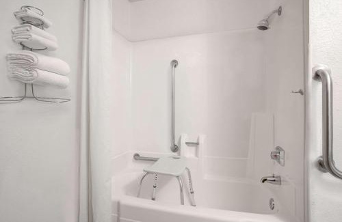 Willmar Hotel | Budget-Friendly Super 8 by Wyndham Willmar with Hot Tub