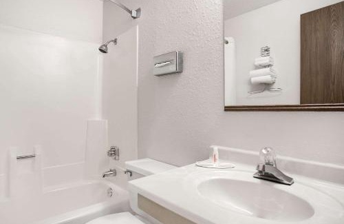 Willmar Hotel | Budget-Friendly Super 8 by Wyndham Willmar with Hot Tub