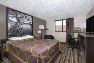 Willmar Hotel | Budget-Friendly Super 8 by Wyndham Willmar with Hot Tub