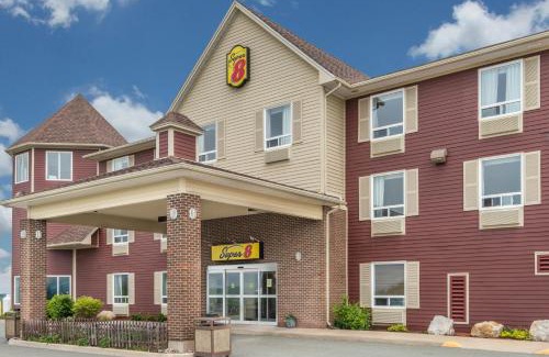Windsor Hotel | Cozy Stay at Super 8 by Wyndham Windsor NS with Pool & Hot Tub