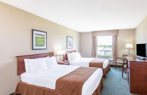Windsor Hotel | Cozy Stay at Super 8 by Wyndham Windsor NS with Pool & Hot Tub