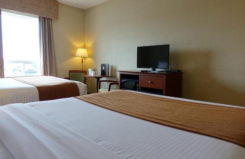 Windsor Hotel | Cozy Stay at Super 8 by Wyndham Windsor NS with Pool & Hot Tub
