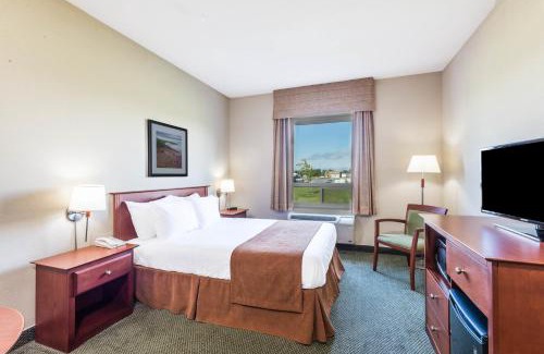 Windsor Hotel | Cozy Stay at Super 8 by Wyndham Windsor NS with Pool & Hot Tub