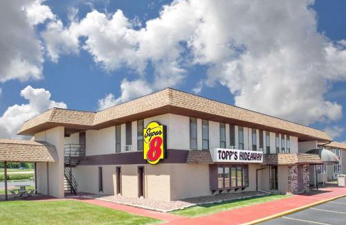 Windsor Hotel | Comfortable Stay at Super 8 by Wyndham Windsor/Madison North