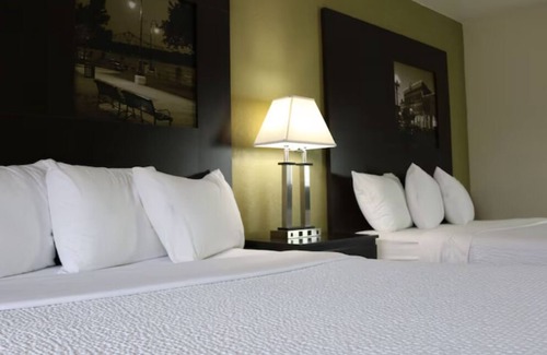 Winona Hotel | Budget-Friendly Stay at Super 8 by Wyndham Winona MN
