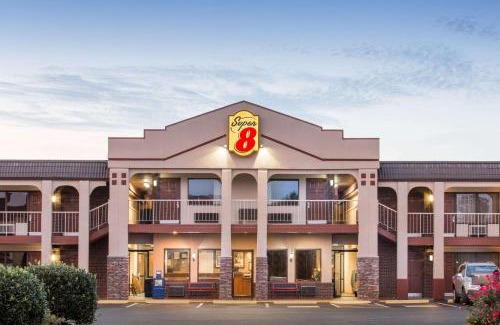 Wytheville Hotel | Cozy Super 8 by Wyndham Wytheville: Pet-Friendly Stays