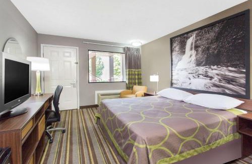 Wytheville Hotel | Cozy Super 8 by Wyndham Wytheville: Pet-Friendly Stays