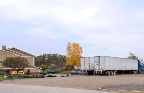 Austintown Hotel | Pet-Friendly Super 8 by Wyndham Youngstown/Austintown Hotel