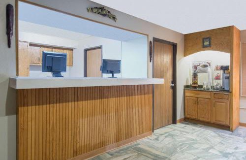 Austintown Hotel | Pet-Friendly Super 8 by Wyndham Youngstown/Austintown Hotel