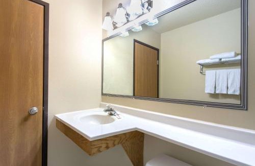 Austintown Hotel | Pet-Friendly Super 8 by Wyndham Youngstown/Austintown Hotel