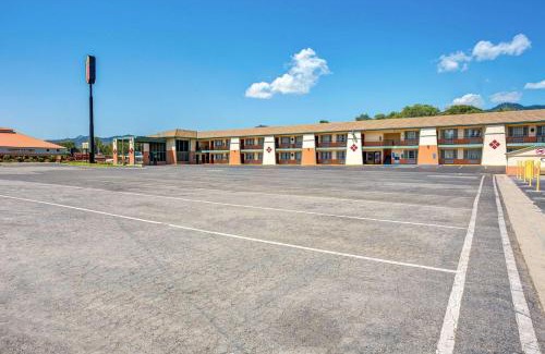 Yreka Hotel | Budget-Friendly Super 8 by Wyndham Yreka with Pool & Breakfast