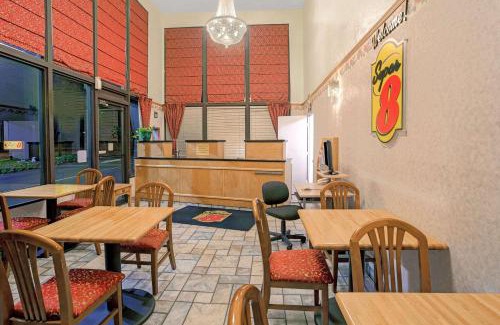 Yreka Hotel | Budget-Friendly Super 8 by Wyndham Yreka with Pool & Breakfast