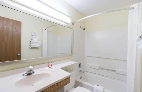 Zanesville Hotel | Pet-Friendly Comfort at Super 8 by Wyndham Zanesville