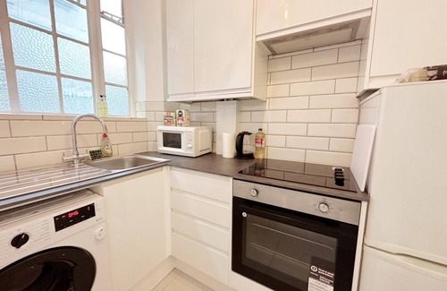 Kensington Apartment | Prime Location - Fresh Apartment with 24h Concierge Service