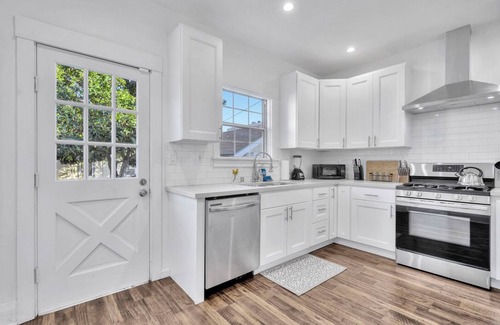 Willmore House | Immaculate Private House with Huge Yard Near Beach & Dining