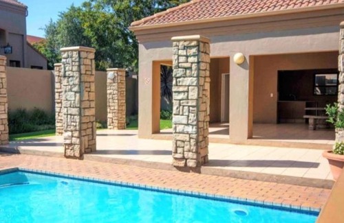 Lone Hill Apartment | Immaculate 2-Bed Apartment in Sandton with Pool Access
