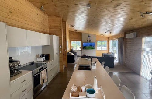 Omaha House | Relaxing 4 Bedroom Holiday Home Near Beach and Cafes