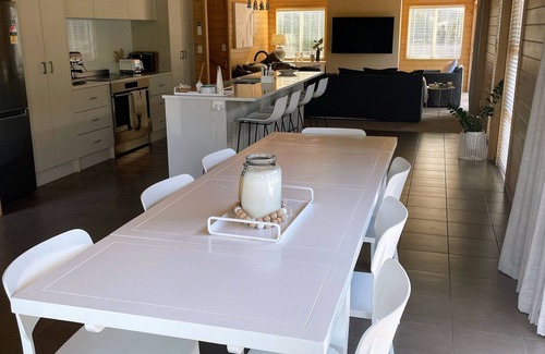 Omaha House | Relaxing 4 Bedroom Holiday Home Near Beach and Cafes