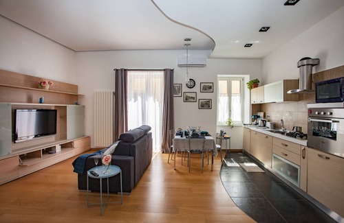 Pozzuoli House | Elegant Holiday Home with Spa and Family-Friendly Amenities