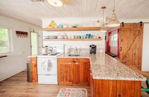 Laurel House | Cozy Beachside Cottage with Pool & Ocean Views