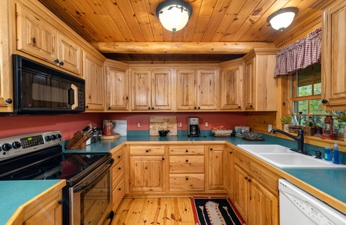Alanson Cabin | Cozy Retreat with Kitchen & Spa, Steps from Trails